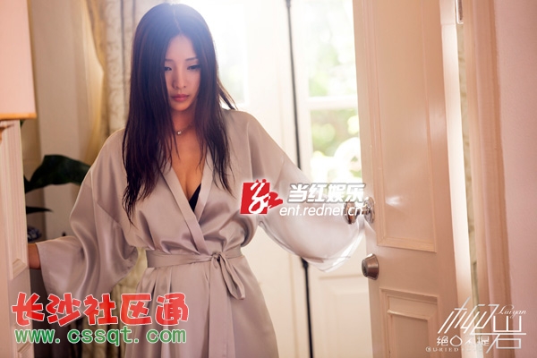 柳巖化身出浴美嬌娘